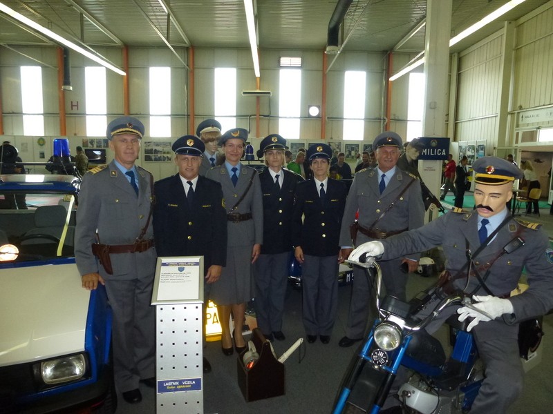 slika predstavnikov policije na razstavnem prostoru policije