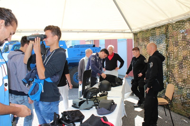 slika predstavitve policijske opreme na sejmu