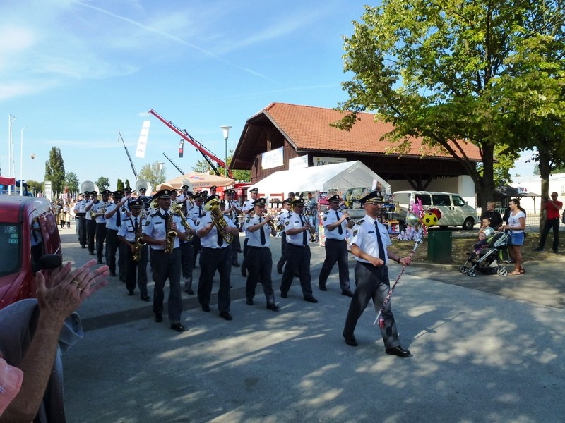slika nastopa Policijskega orkestra s koračnicami