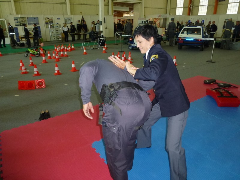 slika prikaza veščin juda z judoistko, zaposleno v policiji