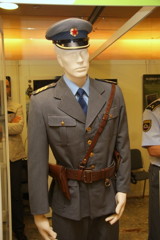 slika uniforme iz zgoodovine policije