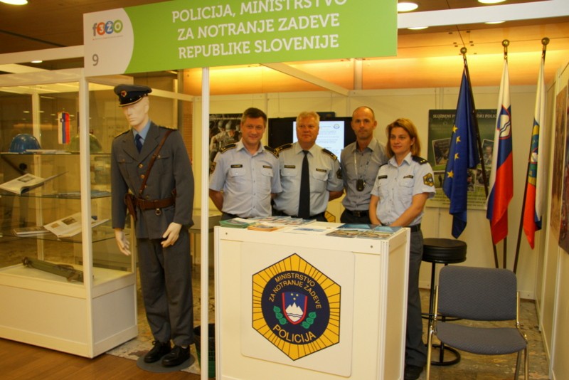slika predstavnikov policije na razstavnem prostoru policije