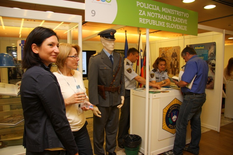 slika razstavnega prostora policije na festivalu