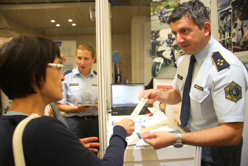 slika predstavnika policije z obiskovalko sejma
