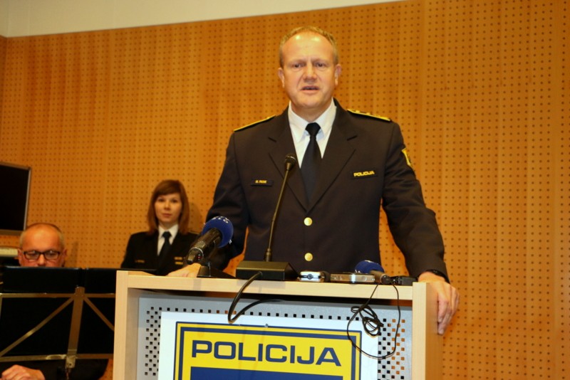 slika generalnega direktorja policije med govorom na slovesnosti