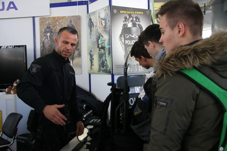 slika z razstavnega prostora policije na Areni mladih - prikaz opreme Specialne enote