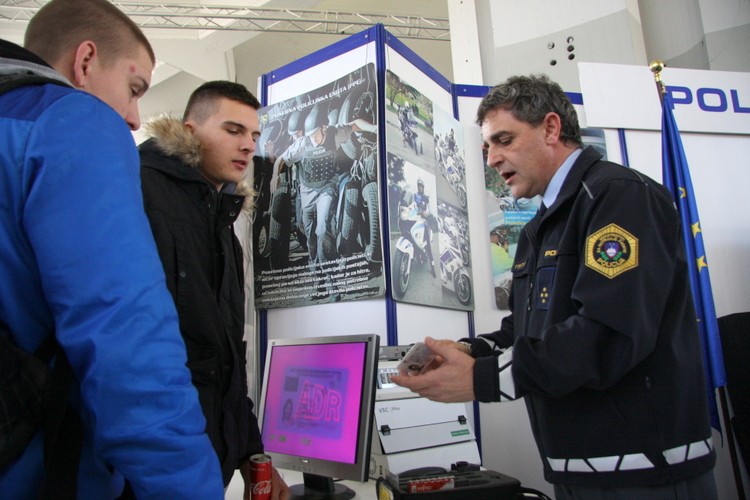 slika z razstavnega prostora policije na Areni mladih - prikaz policijskega dela