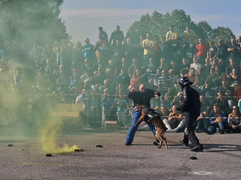 Prikaz dela vodnikov službenih psov