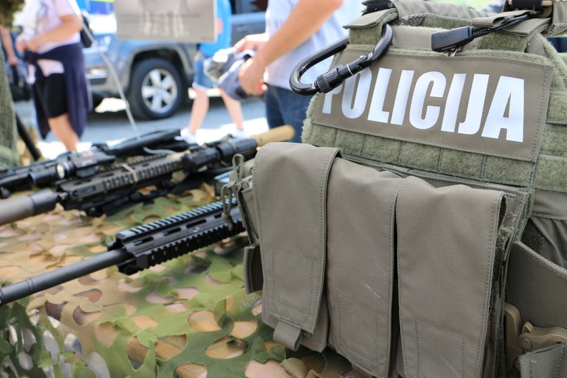 Oprema policistov specialne enote