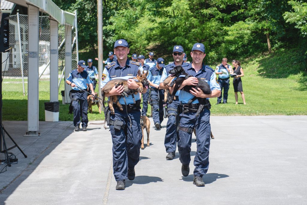 Policisti vodniki psov1