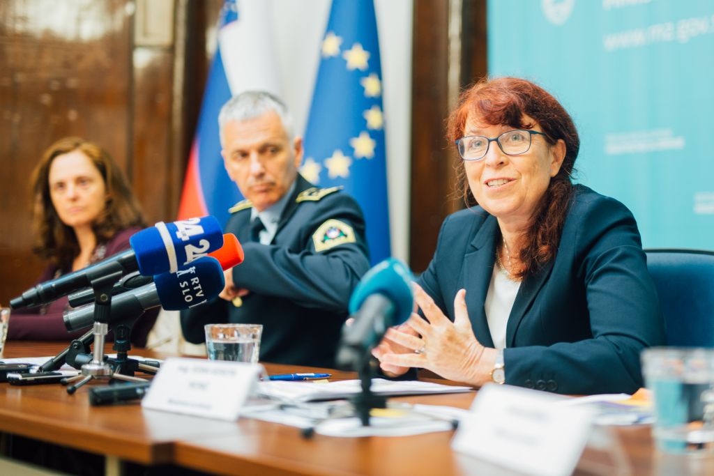09092019 novinarska akcija kajenje v avtu skodi