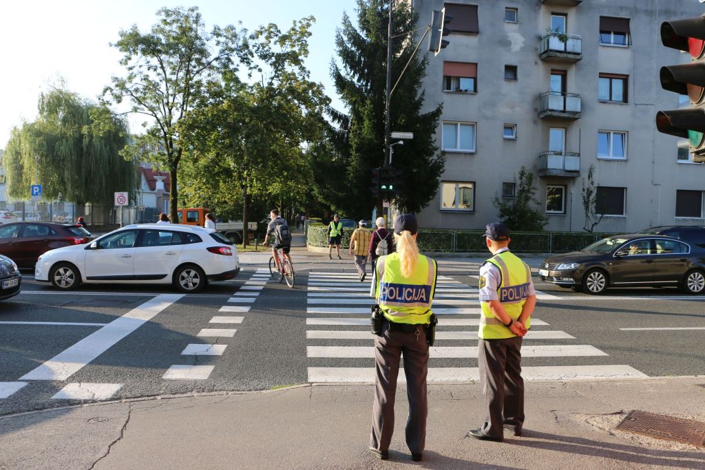 prometna policista prehod za pesce