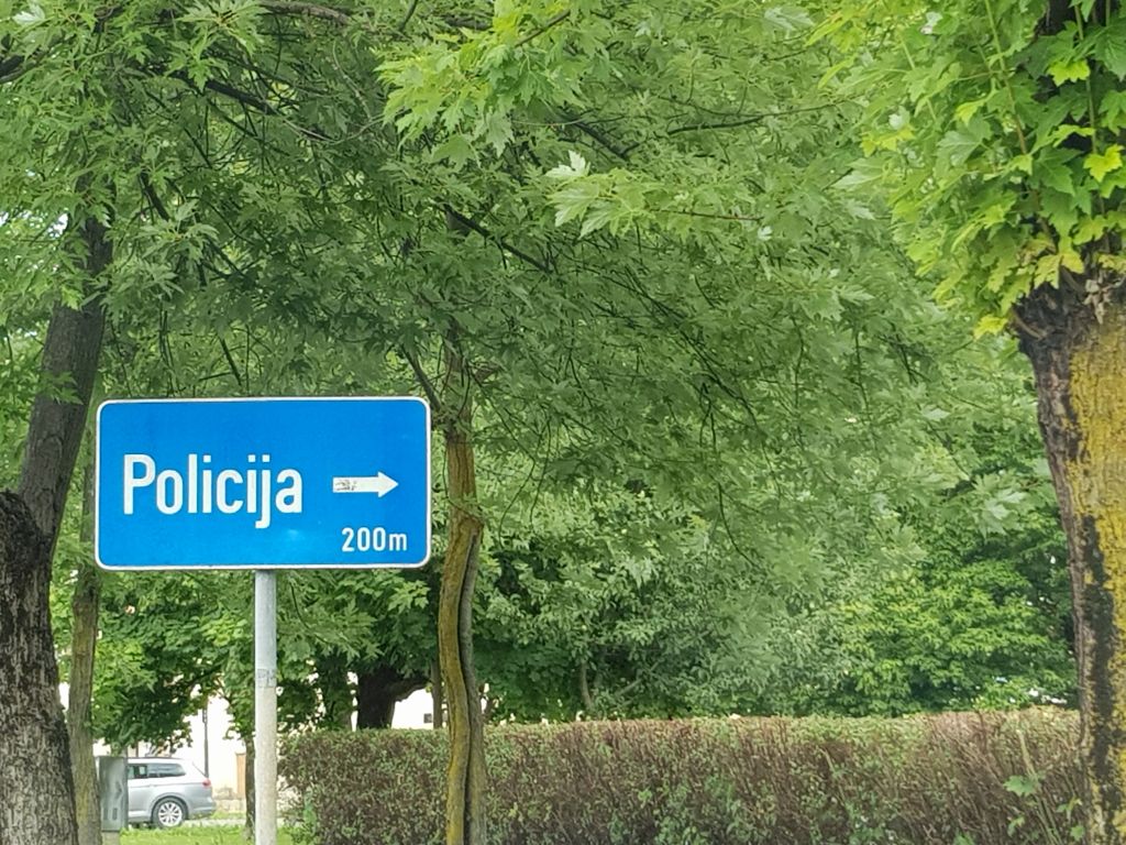 Usmeritvena obcestna tabla z napisom Policija
