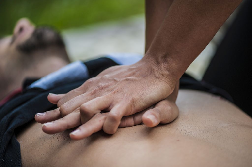 Oživljanje človeka z masažo prsnega koša - simbolična slika