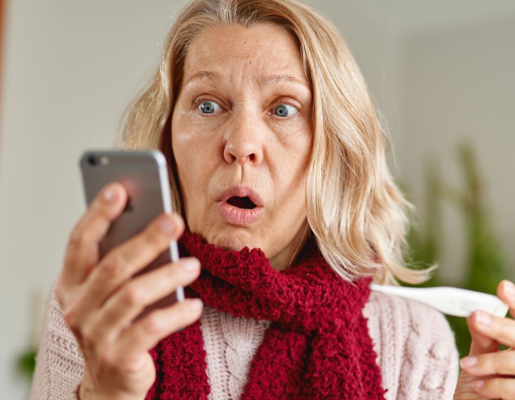 Ženska, ki telefonira, je v šoku