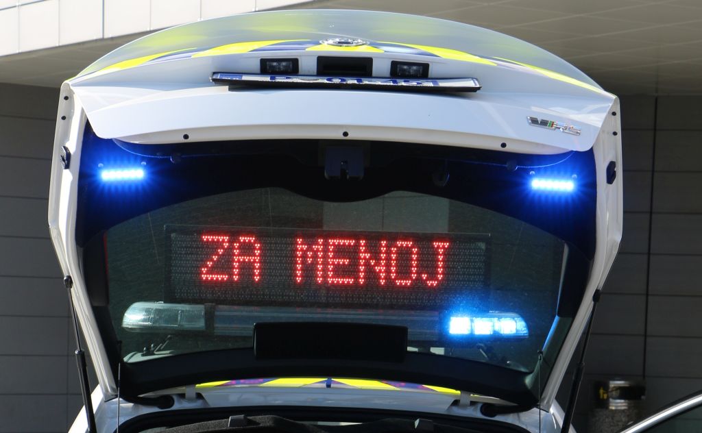 Napis na zadnji strani policijskega vozila: Za menoj