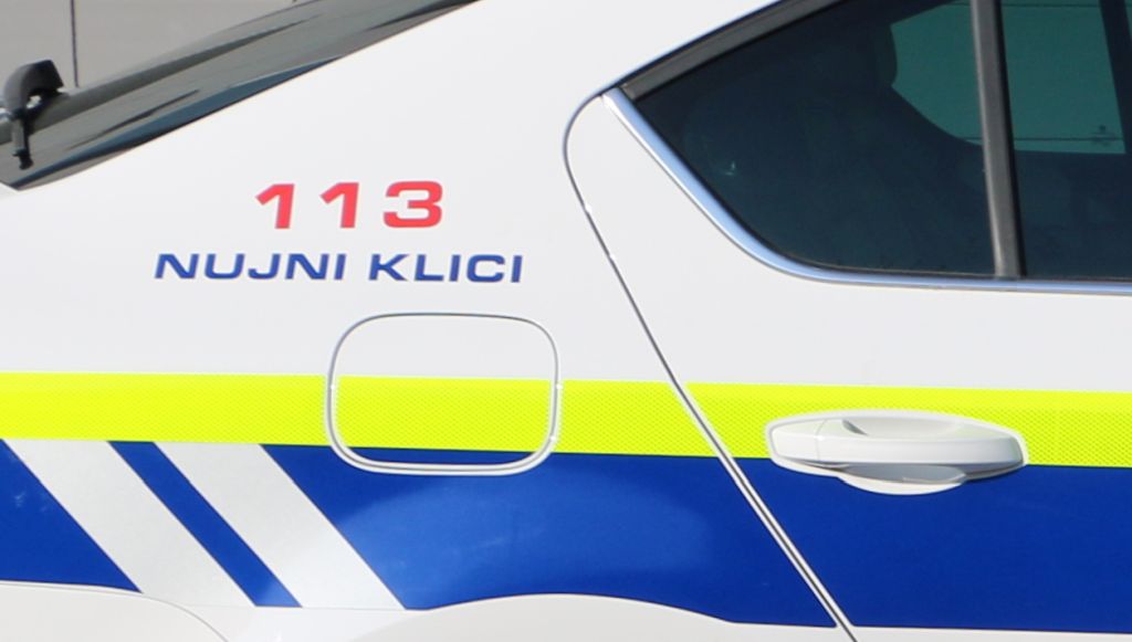 Napis na policijskem vozilu "113 - nujni klici"