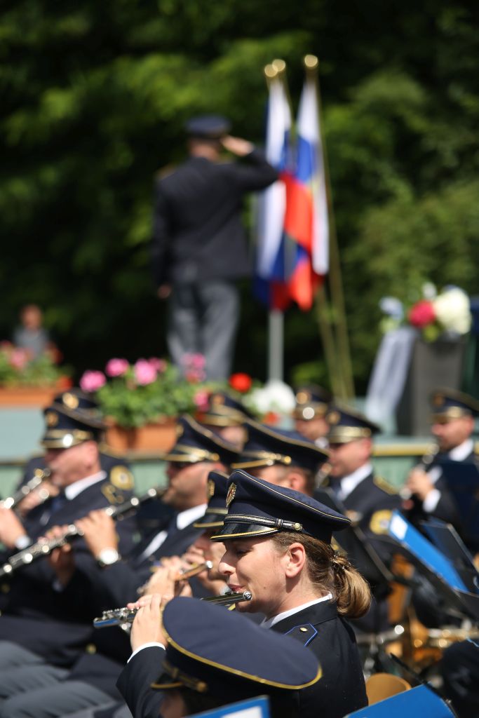 slika proslave s člani policijskega orkestra ob dnevu policije