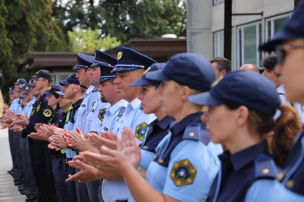Policisti ki so sodelovali pri gasenju pozara na Krasu