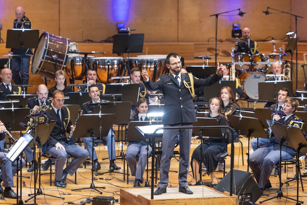 Policijski orkester in dirigent Nejc Becan Bor SlanaSTA