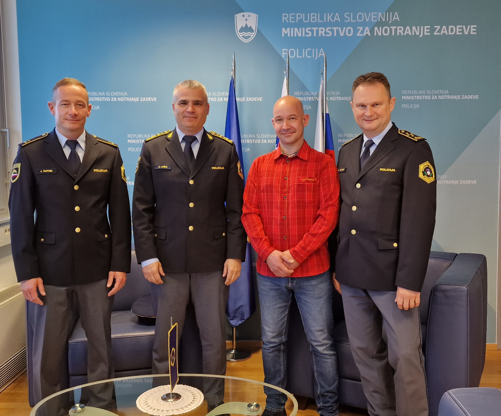4164676446skupinska