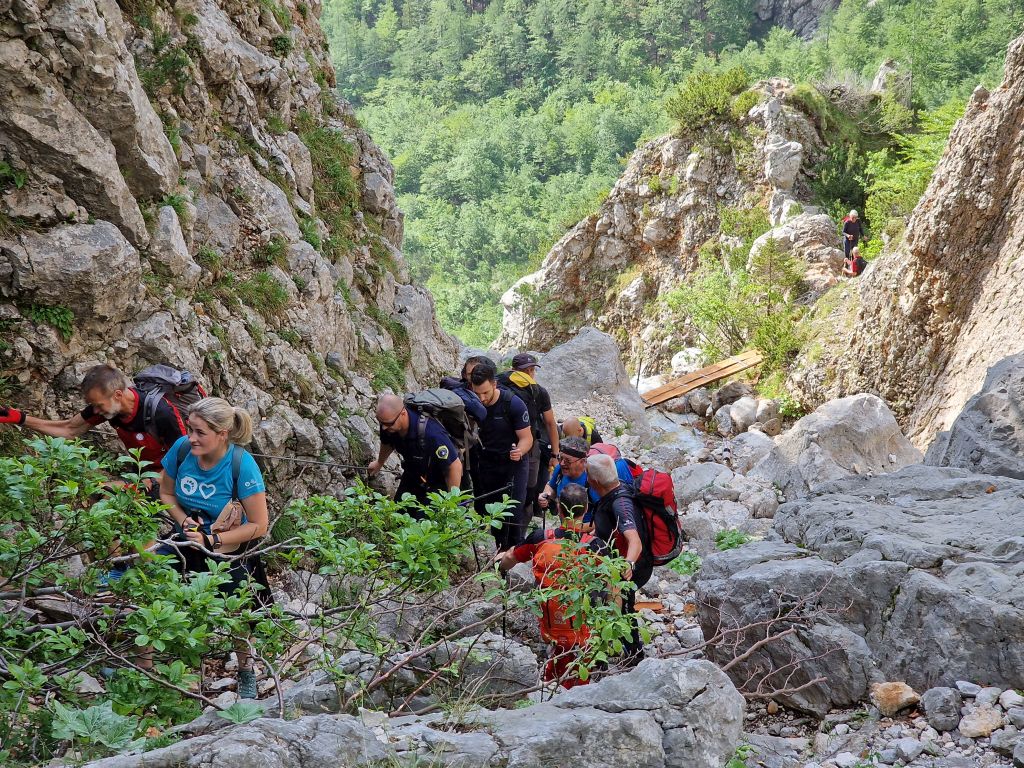 slika pohodnikov na poti do spominske slovesnosti na Okrešlju