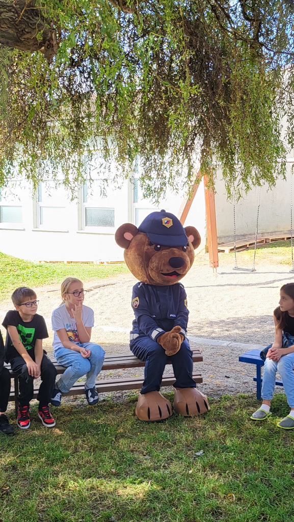 slika Policista Leona z otroci