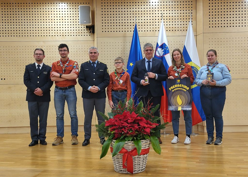 Sprejem betlehemske luči miru na MNZ - minister, generalni direktor in skavti