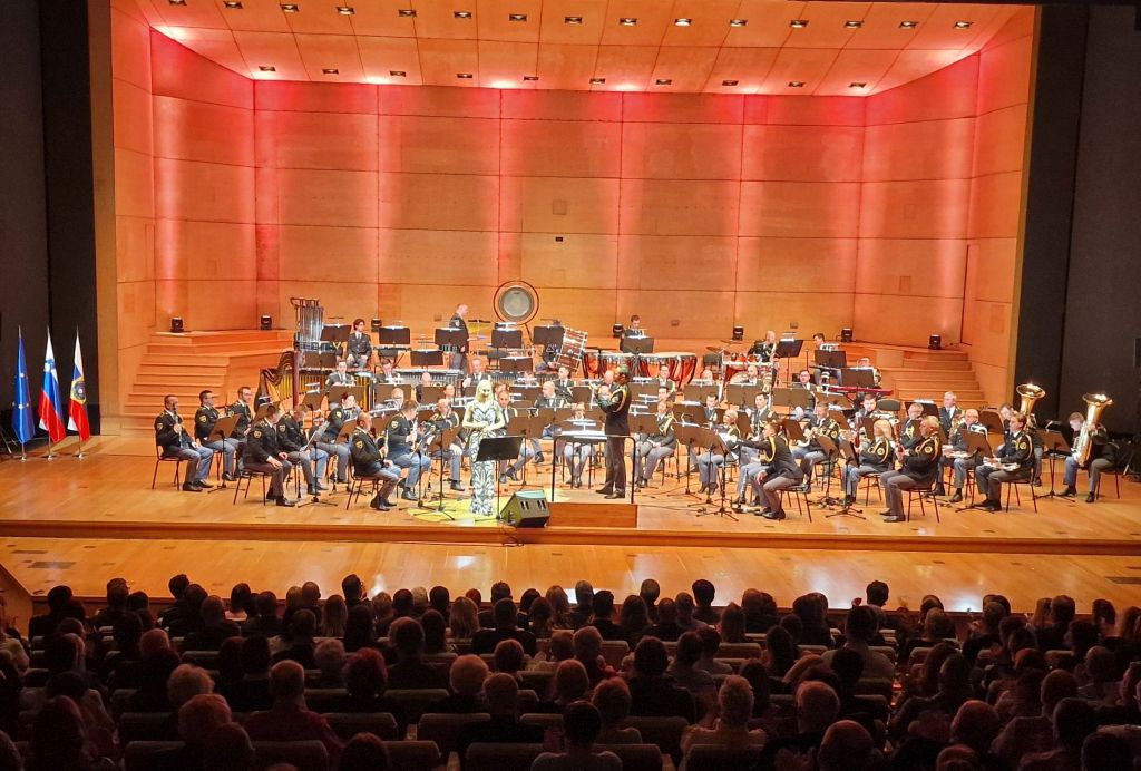 Policijski orkester s solistko Raiven v polni dvorani 