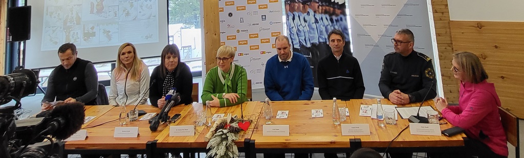 slika nagovora predstavnikov organizatorjev, športnih vzornikov in predsednice države