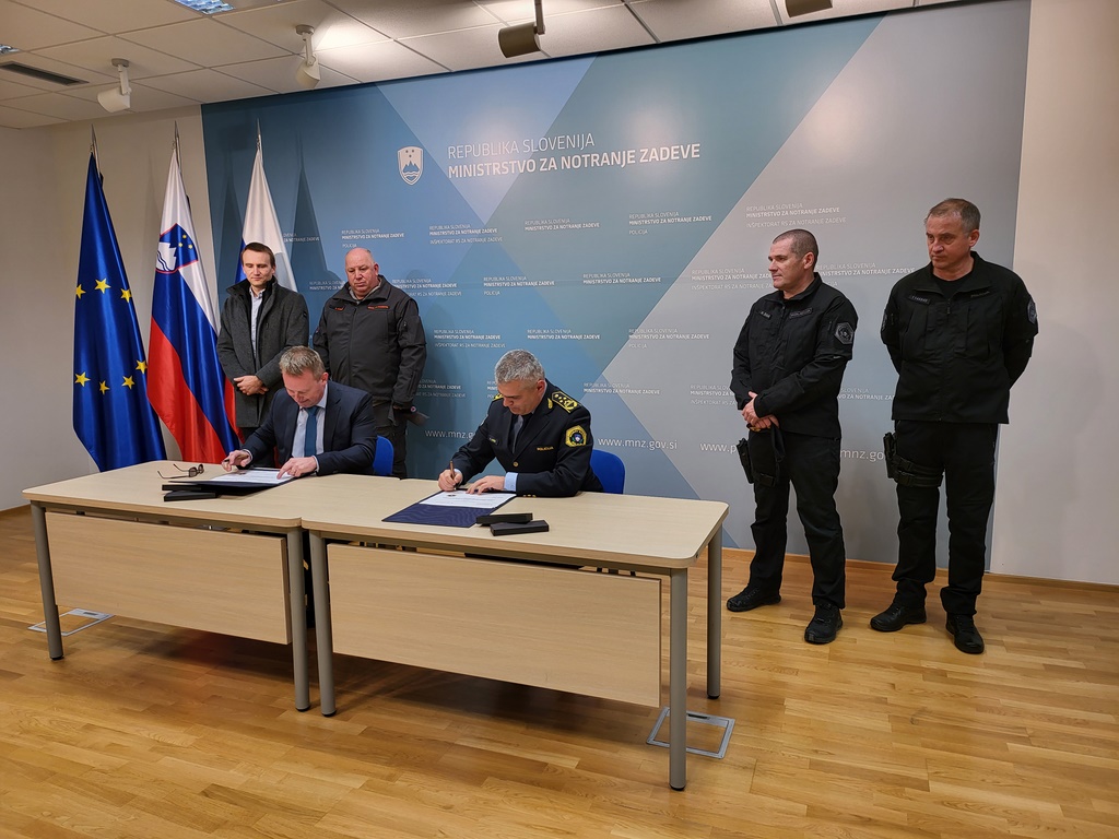 slika podpisovanja letnega načrta predstavnikov Uprave za zaščito in reševanje in Policije