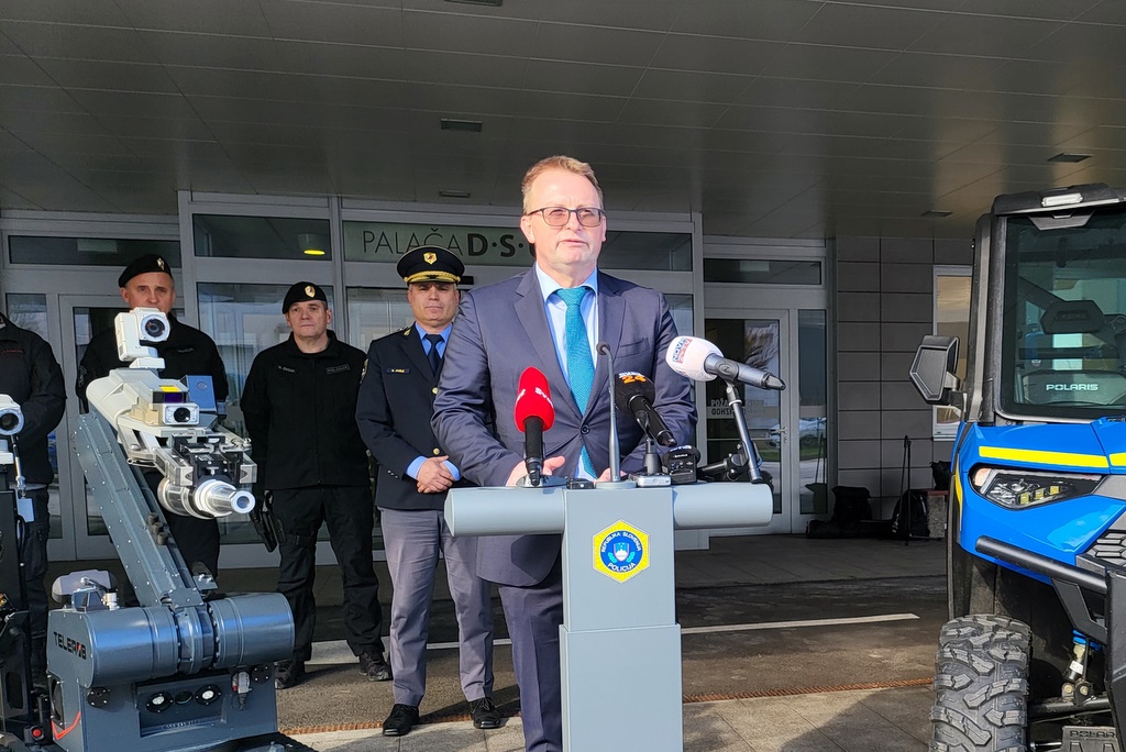 slika generalnega direktorja Uprave za zaščito in reševanje Leona Behina, ki je podal izjavo