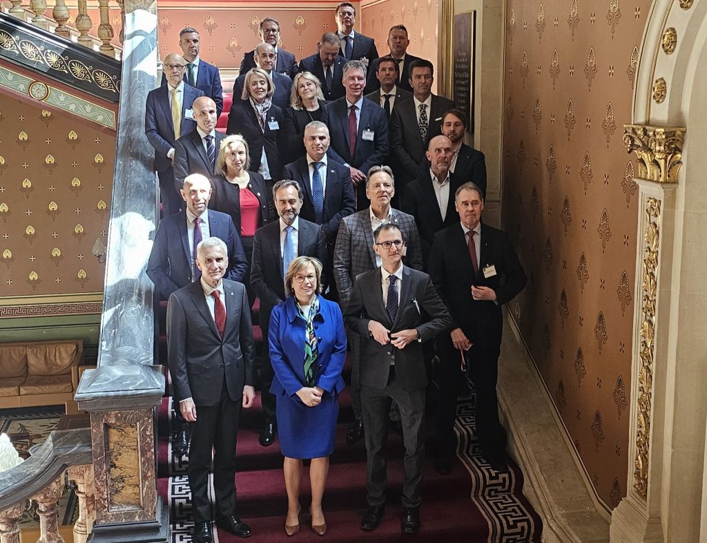 Udeleženci neformalnega srečanja šefov policij 18. aprila 2024 v Londonu