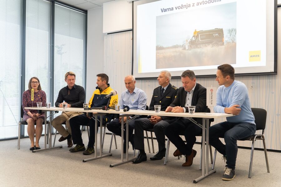 Sodelujoči na novinarski konferenci Varna vožnja z avtodomi