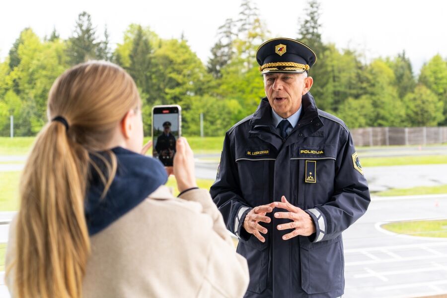 Matjaž Leskovar iz Policije med izjavo za javnost na poligonu varne vožnje na Vranskem