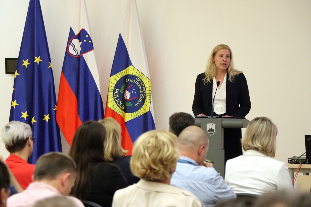Državna sekretarka na MVI Janja Župančič za govornico