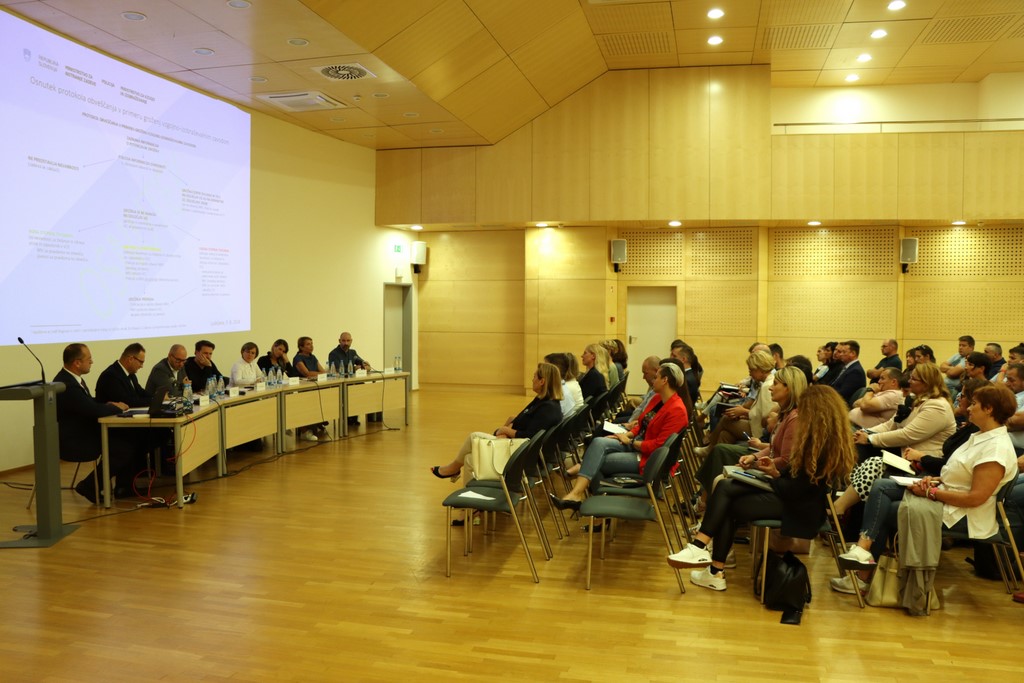 Panelisti in udeleženci okrogle mize v kongresni dvorani
