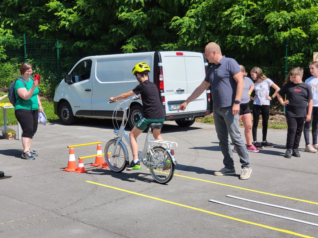 Otrok vozi kolo na poligonu.