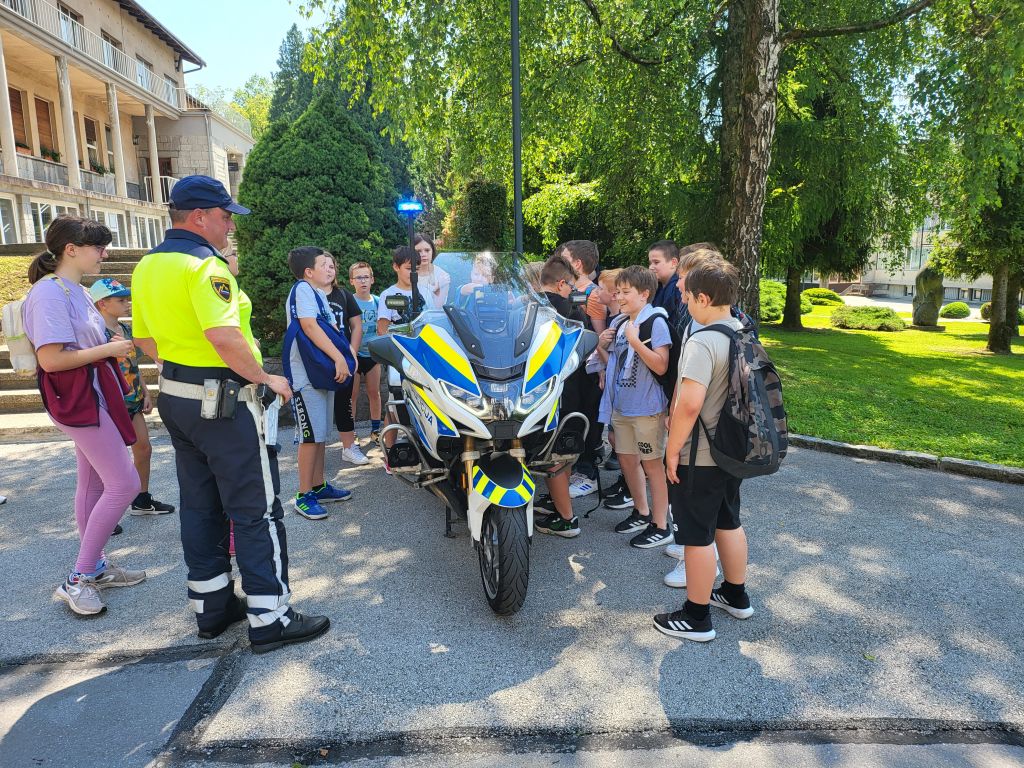Otroci na policijskem motorju