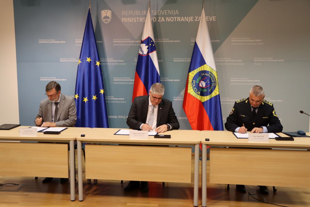 Minister za notranje zadeve Boštjan Poklukar, minister za vzgojo in izobraževanje dr. Darjo Felda in generalni direktor policije mag. Senad Jušić so podpisali dogovor o uporabi Protokola o obveščanju in ukrepanju v primeru groženj v vzgojno-izobraževalnih zavodih.