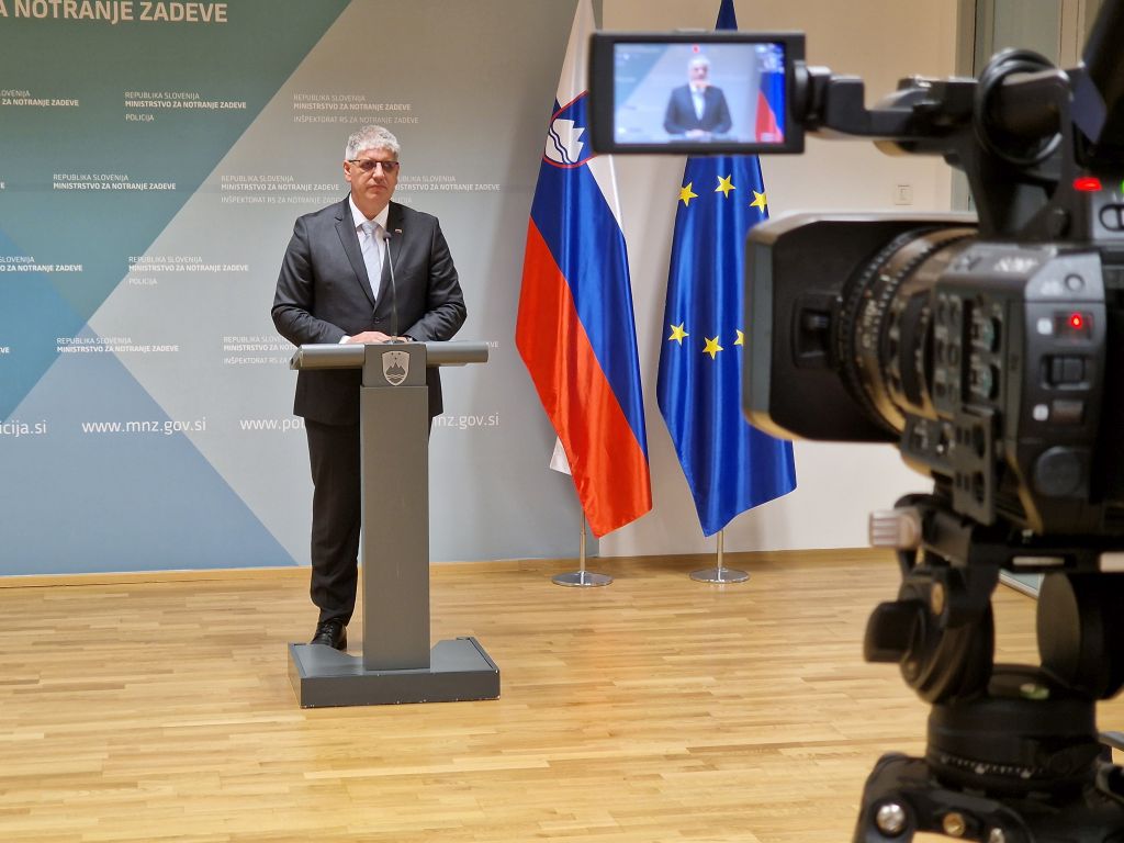 Minister Poklukar daje izjavo za javnost v novinarskem središču MNZ