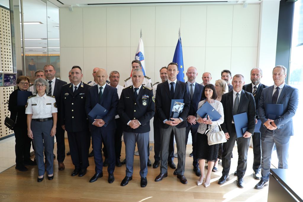 Skupinska slika današnjih prejemnikov najvišjih priznanj policije