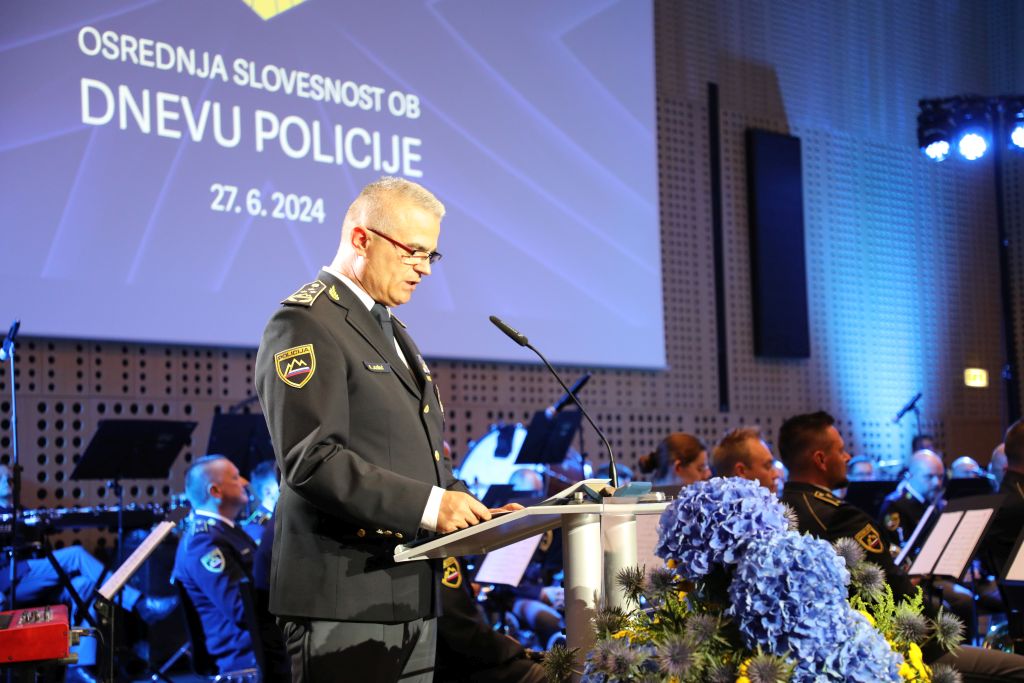 Generalni direktor policije med nagovorom