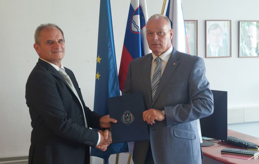Brezic in Šešerko se rokujeta po končani primopredaji poslov.