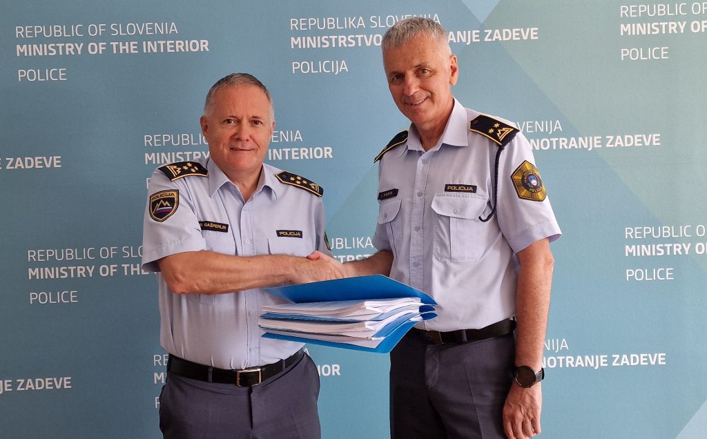 Zaključek primopredaje, Gašperlin in Kapun se rokujeta