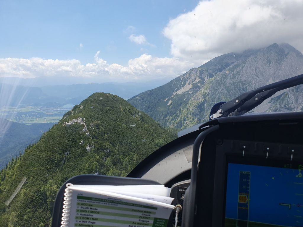 Fotografija prikazuje pogled na gore iz helikopterja.