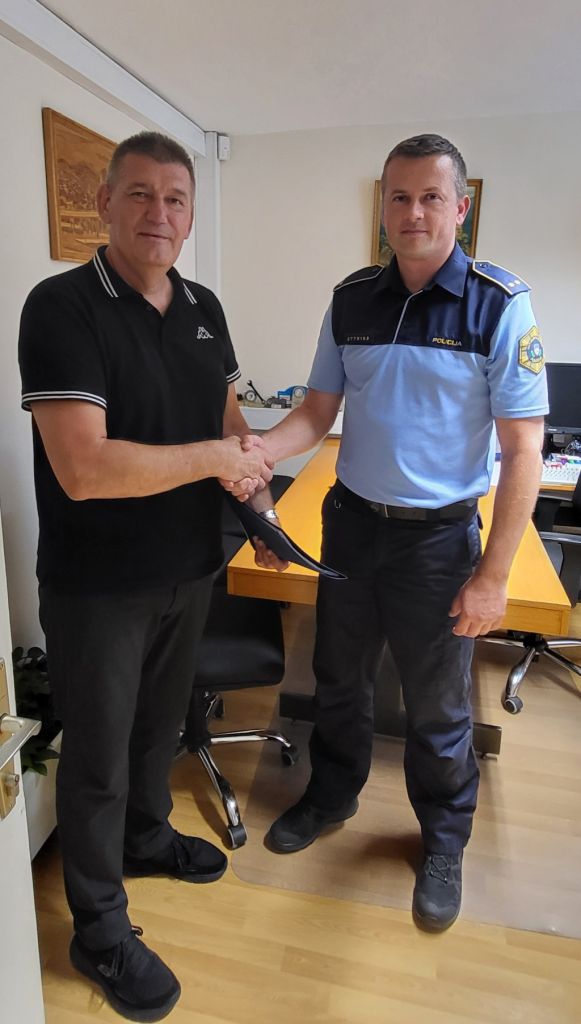Na fotografiji se rokujeta Ludvik Petrič in Bojan Šipek.