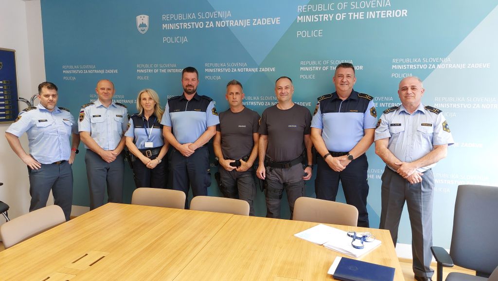 Udeleženci in izvajalci prednapotitvenega usposabljanja v sejni sobi na Generalni policijski upravi