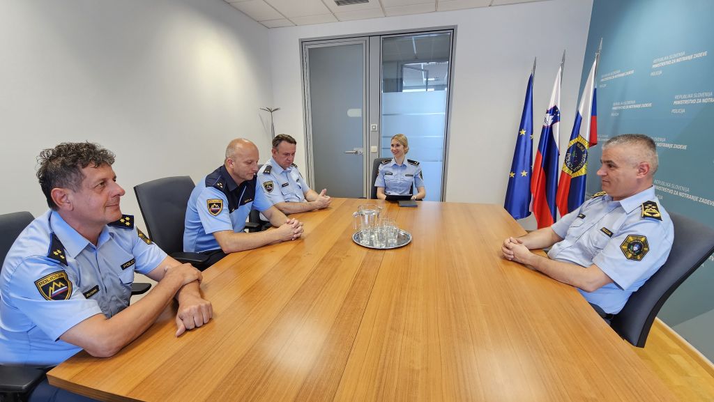 Sprejem treh policistov pri generalnem direktorju policije, v sejni sobi