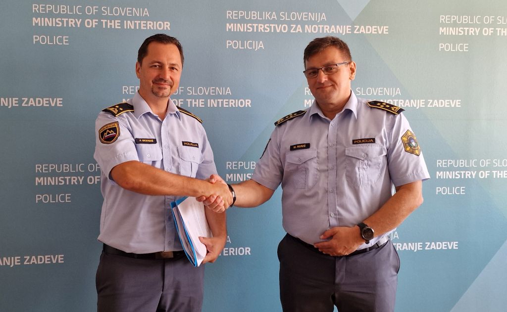 Peter Skerbiš in Mirko Nunić se rokujeta ob primopredaji